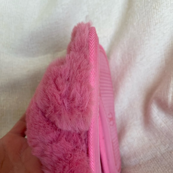 Cat&Jack NWT fuzzy faux Vibrant Pink fur criss cross slipper size Small … - Picture 3 of 5